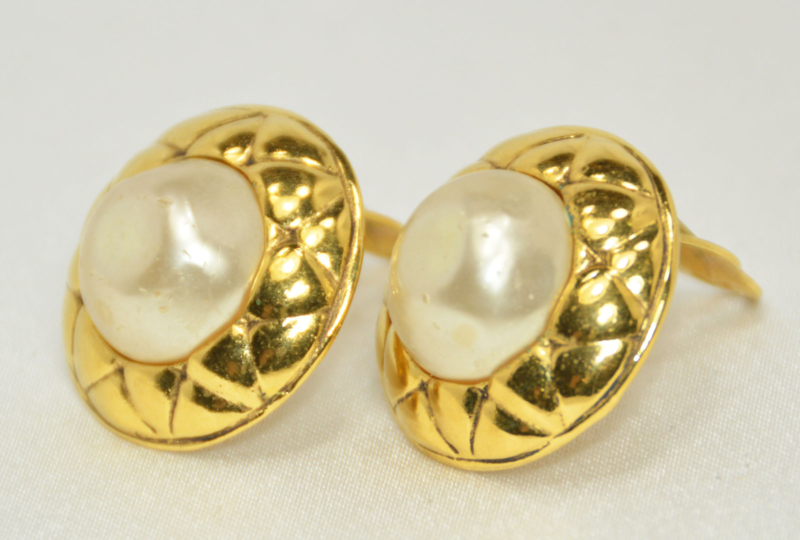 Auth CHANEL Clipon Earrings Fake Pearl/Metal Goldtone/White *Worn out