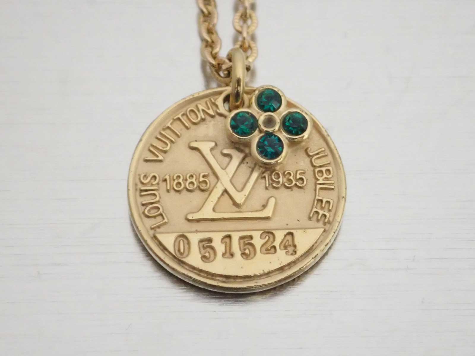 Auth Louis Vuitton Miss Windsor Medal Necklace Green/Goldtone w/Box - e43711 | eBay